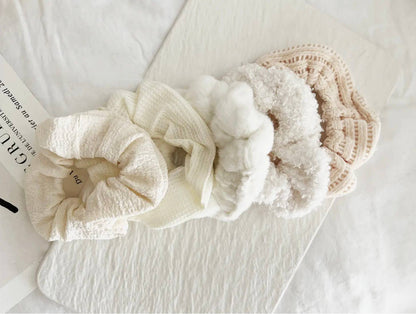 VELVET SOFT SCRUNCHIES SET - GABI: IVORY / ONE SIZE